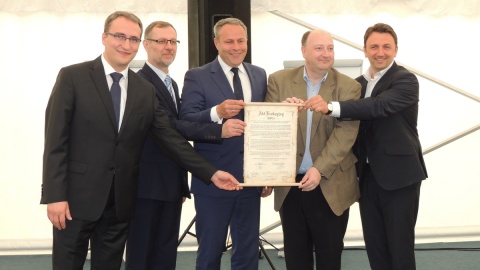 Firma SPX Flow Technology Poland wybuduje w Bydgoszczy zakład - na działce, na której powstanie hala wmurowano akt erekcyjny. Fot. Tatiana Adonis