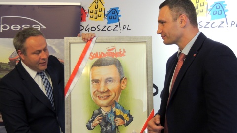 Od prezydenta Bydgoszczy Witalij Kliczko otrzymał w prezencie duży portret. Fot. Maciej Wilkowski
