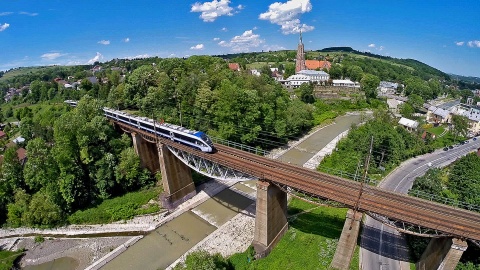 Testy pociągu PesaDart przeprowadzane są na specjalnym torze Instytutu Kolejnictwa w Żmigrodzie na Dolnym Śląsku. Fot. PESA