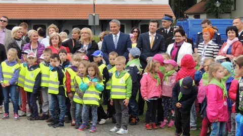 Kilka grup przedszkolaków biorących udział w pikniku obdarowano "Misiami Ratownikami". Fot. Tatiana Adonis