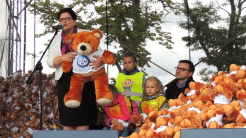 Kilka grup przedszkolaków biorących udział w pikniku obdarowano "Misiami Ratownikami". Fot. Tatiana Adonis