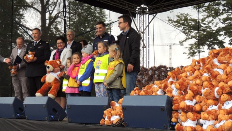 Kilka grup przedszkolaków biorących udział w pikniku obdarowano "Misiami Ratownikami". Fot. Tatiana Adonis