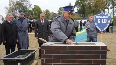 12 października w Dobrzejewicach pod Toruniem wmurowany został uroczyście akt erekcyjny pod budowę nowego komisariatu policji. Fot. Michał Zaręba