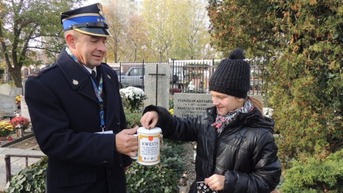 Do kwesty na toruńskim cmentarzu Św. Jerzego dołączyli m.in. miejscowi strażacy, aktorzy, artyści i radni. Fot. Michał Zaręba