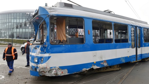 Zderzenie ciężarówki z tramwajem w Krakowie: 10 osób w szpitalach