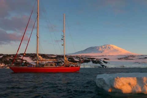 Selma Expeditions w zatoce Back Door Bay, część załogi zdobywa Erebus