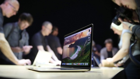 Inteligentny zegarek i nowy MacBook od Apple