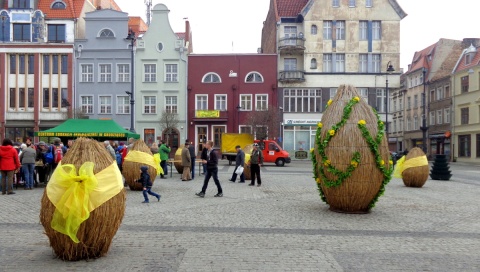 Wielkanocne ozdoby na grudziądzkim rynku