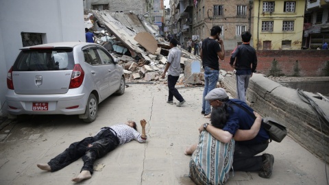 Liczba ofiar śmiertelnych trzęsienia ziemi w Nepalu przekroczyła 2000
