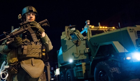 Godzina policyjna w Baltimore, starcia z siłami porządkowymi