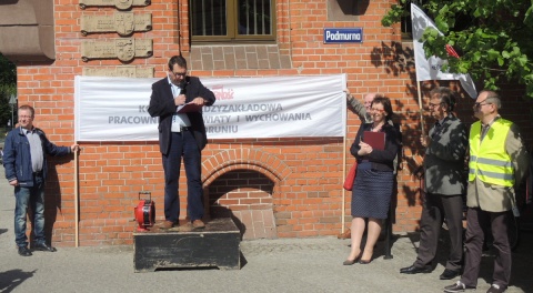 Nauczyciele pikietowali Urząd Miasta w Toruniu