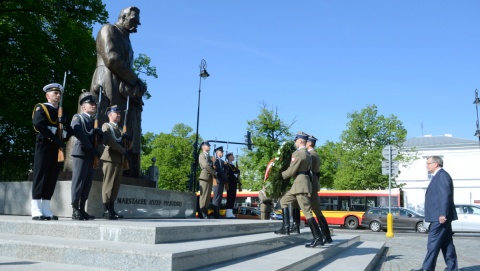 Prezydent Komorowski złożył kwiaty przy pomniku marszałka Piłsudskiego