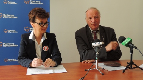 Senator Jan Rulewski i posłanka Iwona Kozłowska na wspólnej konferencji prasowej