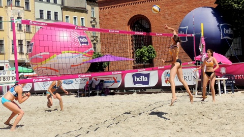 W Toruniu rozpoczął się doroczny Turniej Siatkówki Plażowej Plaża Gotyku
