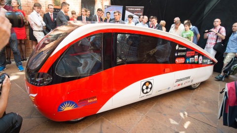 Studenci z Łodzi zaprezentowali pojazd solarny własnego projektu