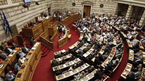 Pakiet reform oszczędnościowych dla Grecji uchwalony, ale rozłam w Syrizie