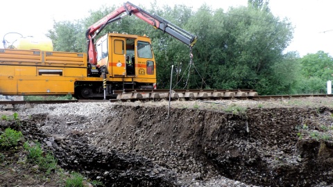 Naprawa podmytego torowiska w Bydgoszczy. Tramwaje linii 5 i 6 jeżdżą ul. Jagiellońską