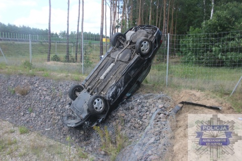 Policjanci uratowali uwięzioną we wraku kobietę