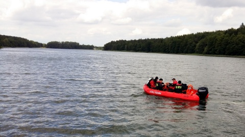 Tragiczny finał poszukiwań na Jeziorze Chojno. Strażacy wydobyli ciało 20-latka