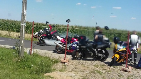Zderzenie dwóch motocyklistów. Tak skończyły się ich popisy [wideo]