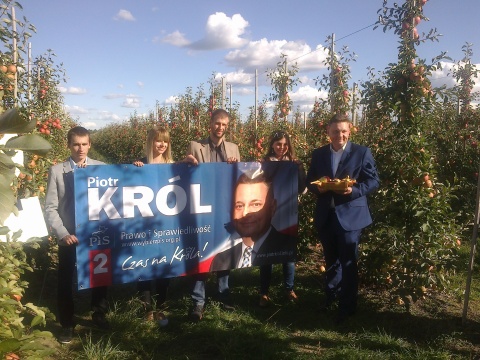 Piotr Król z PiS inauguruje kampanię wyborczą w sadzie