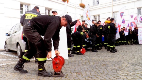 Protest służb mundurowych przed Urzędem Wojewódzkim w Bydgoszczy