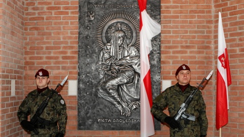 W Sanktuarium św. JP II odsłonięto płaskorzeźbę Piety Smoleńskiej