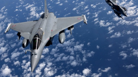 Zmasowany atak francuskiego lotnictwa na bastion IS w Syrii