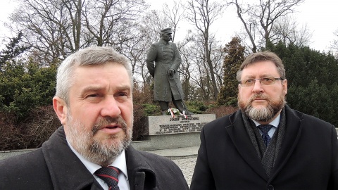 Poseł PiS i szef toruńsko-włocławskiej Solidarności złożyli kwiaty pod toruńskim pomnikiem Marszałka Józefa Piłsudskiego