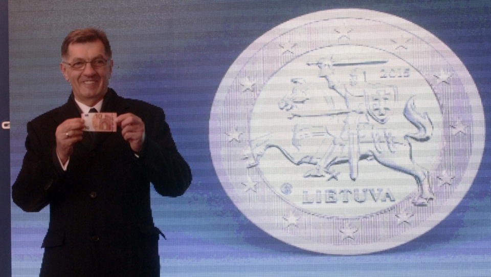 Premier Litwy Algirdas Butkevicius z nową walutą tego kraju. Fot. PAP/EPA