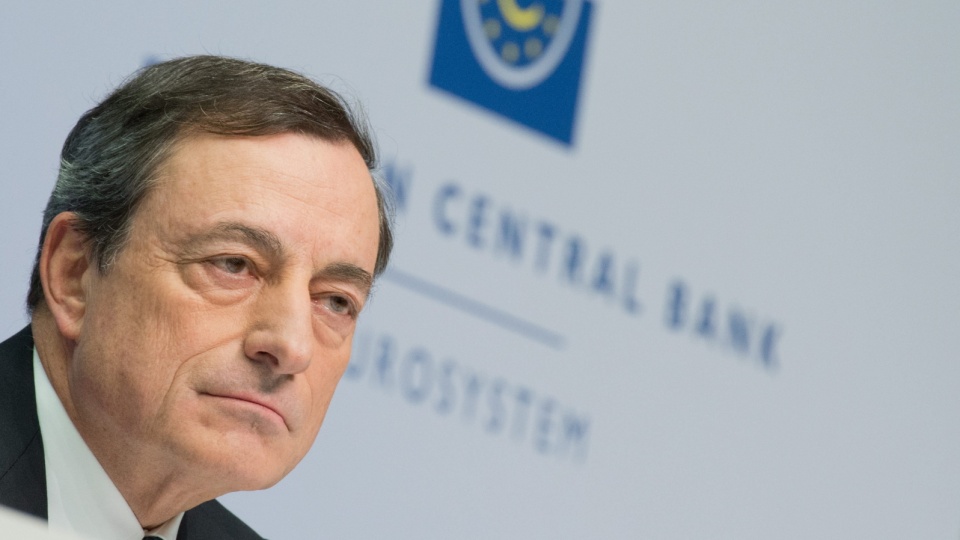 Mario Draghi w wywiadzie dla niemieckiego dziennika "Handelsblatt" zapowiedział kontynuację polityki niskich stóp procentowych w celu pobudzania gospodarki i utrzymania stabilnych cen. Fot. PAP/EPA