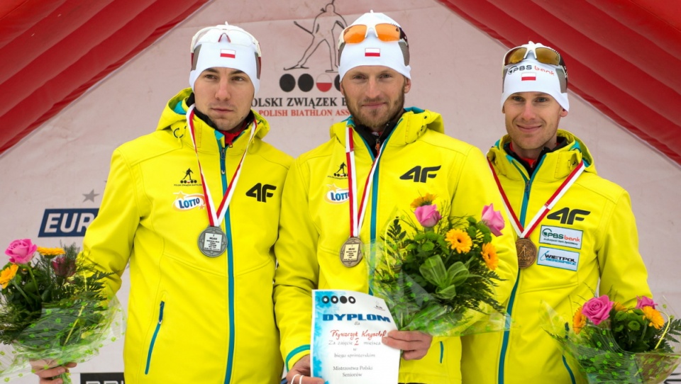 Biathloniści na podium w Dusznikach Zdroju: Grzegorz Guzik (L), Krzysztof Pływaczyk (C) i Łukasz Szczurek (P). Fot. PAP/Maciej Kulczyński