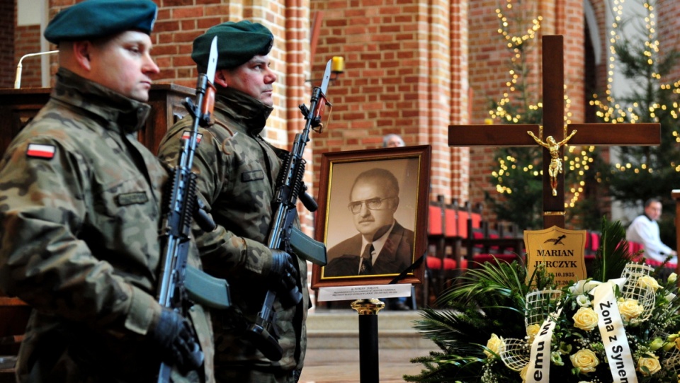 Uroczystości pogrzebowe byłego działacza opozycji rozpoczęły się mszą świętą w wypełnionej ludźmi szczecińskiej katedrze. Fot. PAP/Marcin Bielecki