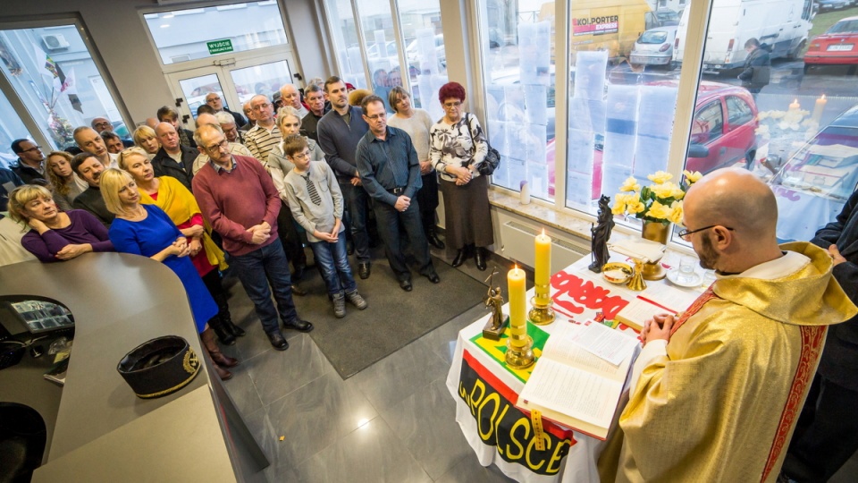 Ksiądz wikariusz Jacek Pawlak odprawia mszę przy ołtarzu ustawionym w portierni dla strajkujących w kopalni w Inowrocławiu. Fot. PAP/Tytus Żmijewski