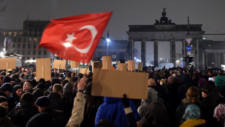 Uczestnicy protestów demonstrowali pod hasłami sprzeciwu wobec rasizmu i ksenofobii. Fot. PAP/EPA