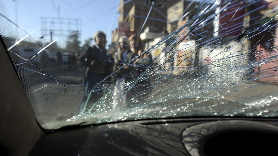W stolicy Jemenu Sanie zamachowiec samobójca wysadził się w powietrze w mikrobusie wyładowanym materiałami wybuchowymi. Fot. PAP/EPA