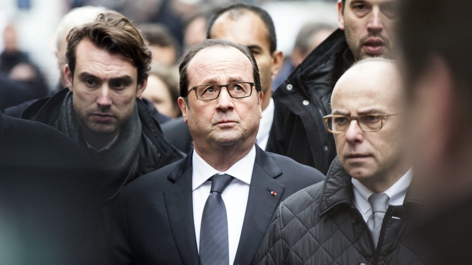 Prezydent Francois Hollande oświadczył, że nie ma wątpliwości, iż był to atak terrorystyczny i "wyjątkowe barbarzyństwo". Fot. PAP/EPA