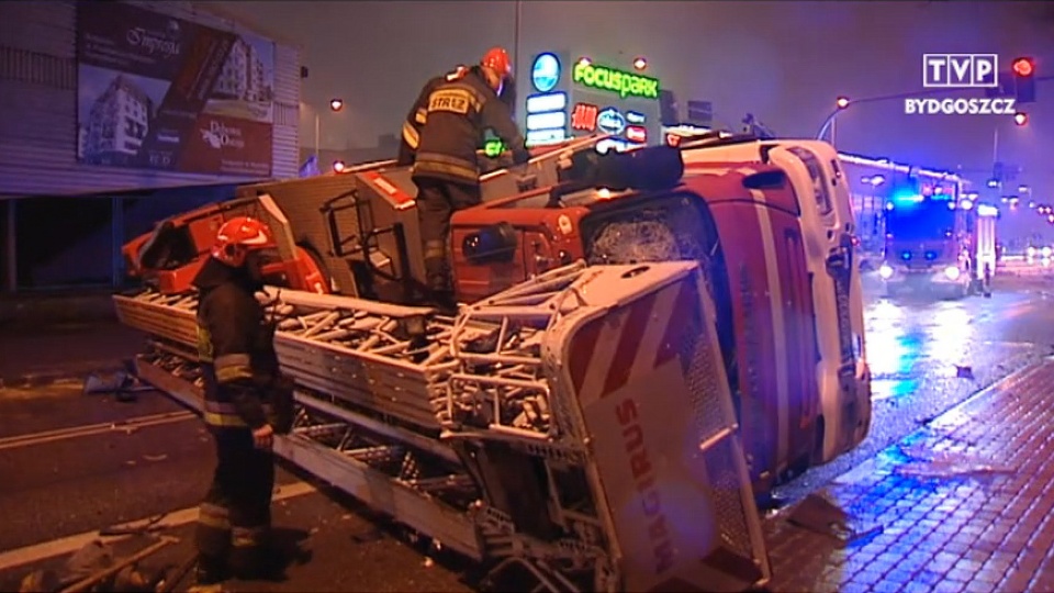 Wóz strażacki przewrócił się blokując ulicę Moniuszki. Fot. TVP Bydgoszcz