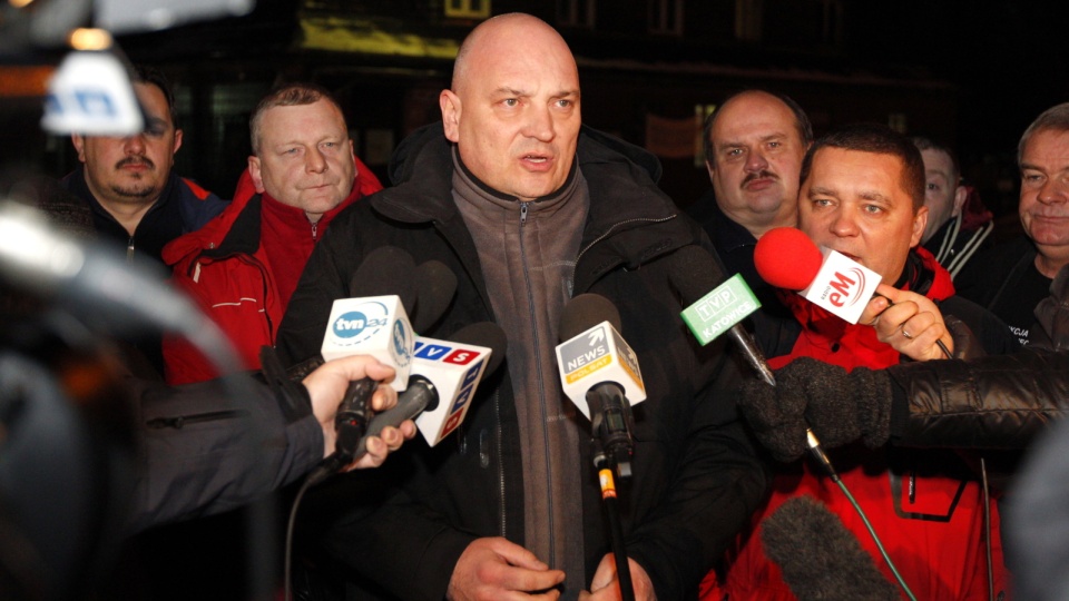 Przewodniczący Sekcji Krajowej Górnictwa Węgla Kamiennego NSZZ "Solidarność" Jarosław Grzesikpodczas konferencji prasowej przed KWK Bobrek-Centrum w Bytomiu. Fot. PAP/Andrzej Grygiel