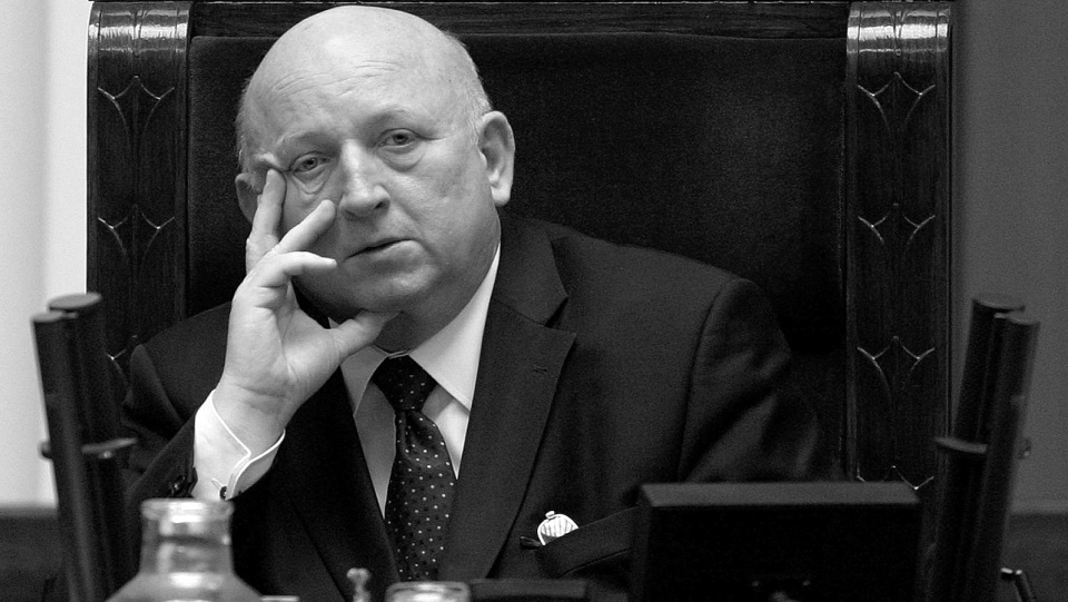 Na zdjęciu archiwalnym z 2004 r. Marszałek Sejmu Józef Oleksy podczas posiedzenia Sejmu, przed wyrokiem Sądu Lustracyjnego. Fot. PAP/Piotr Rybarczyk