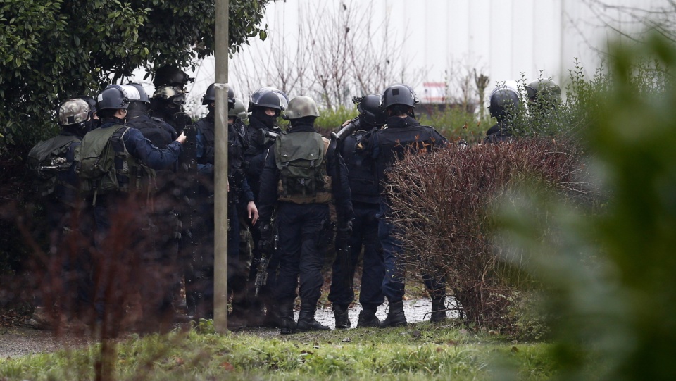 Francuska policja otoczyła budynek w Dammartin-en-Goele, gdzie podejrzani o zamach na "Charlie Hebdo" najpewniej przetrzymują zakładnika. Fot. PAP/EPA