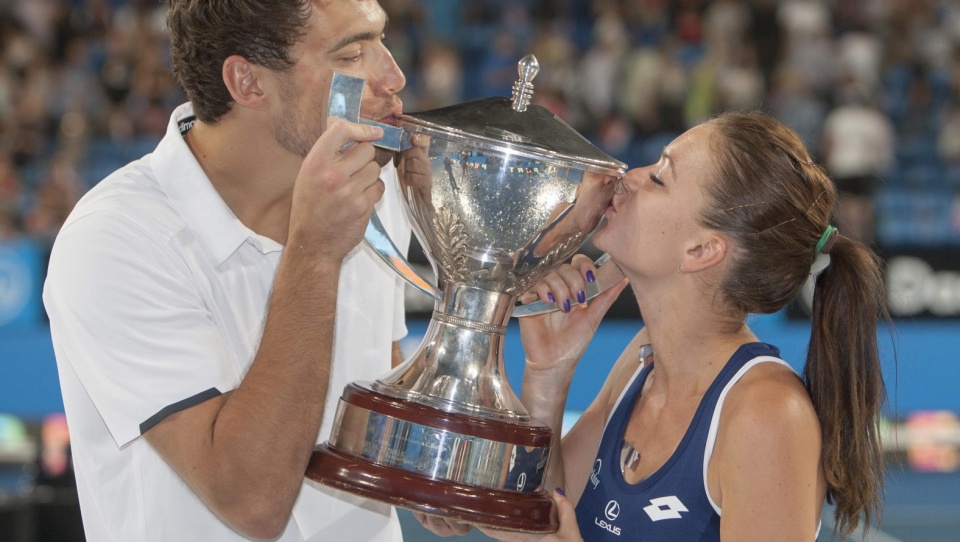 Agnieszka Radwańska i Jerzy Janowicz po wygranej z USA cieszą się ze zdobycia Pucharu Hopmana. Fot. PAP/EPA