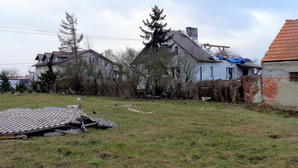W Michalu w gminie Dragacz silny wiatr zerwał cały dach z domu jednorodzinnego. Fot. Marcin Doliński