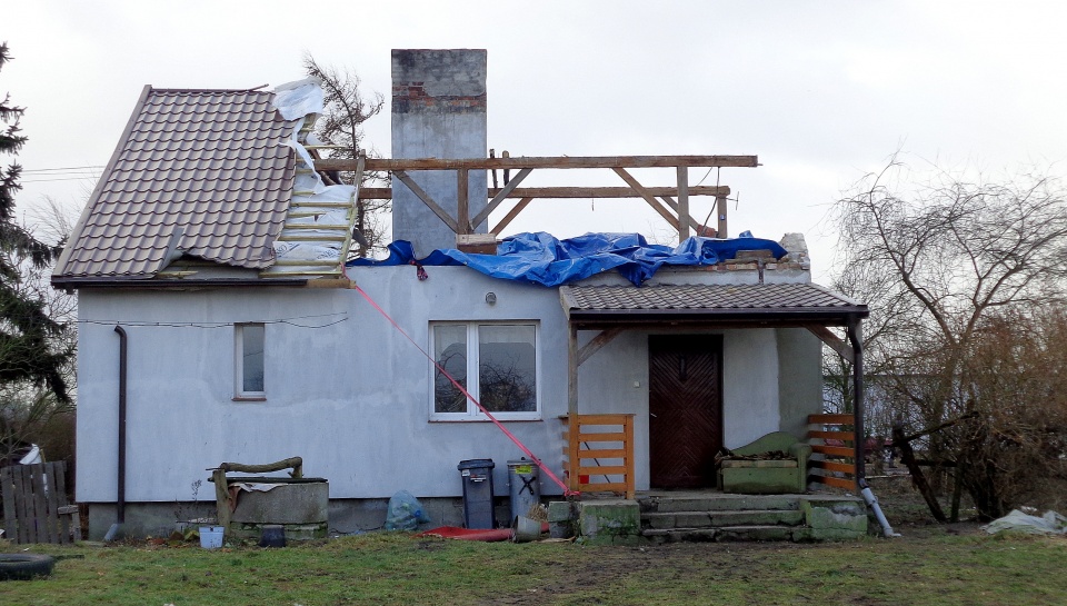 W Michalu w gminie Dragacz silny wiatr zerwał cały dach z domu jednorodzinnego. Fot. Marcin Doliński