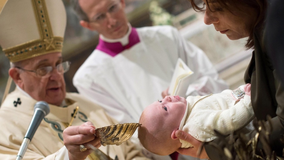 W Niedzielę Chrztu Pańskiego papież Franciszek ochrzcił w Kaplicy Sykstyńskiej 33 dzieci. Fot. PAP/EPA/Osservatore Romano Press Office