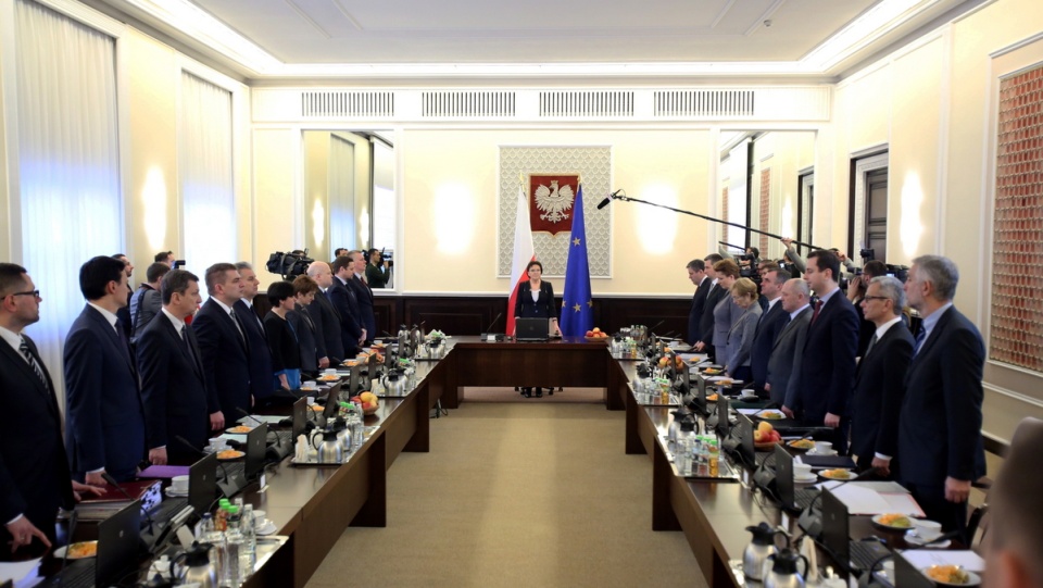 Na początku posiedzenia rządu, 13 bm. premier Ewa Kopacz i ministrowie uczcili minutą ciszy pamięć b. premiera Józefa Oleksego. Fot. PAP/Leszek Szymański