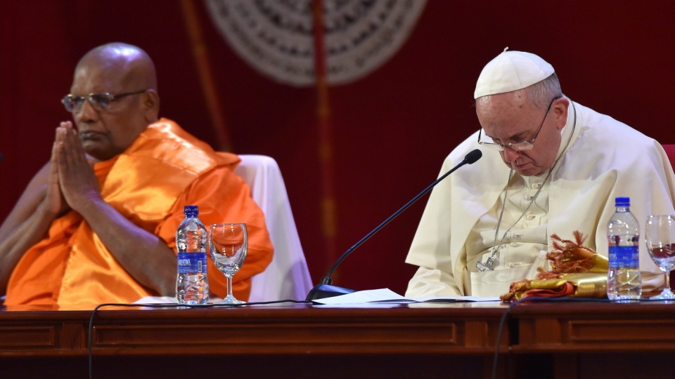 Papież Franciszek i mnich buddyjski Ittapane Dhammalankara podczas międzyreligijnego spotkania w Kolombo. Fot. PAP/EPA