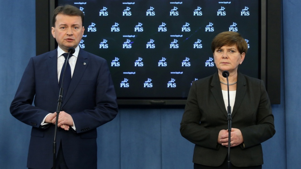 Konferencja prasowa przewodniczącego PiS Mariusza Błaszczaka (L) i wiceprezes partii Beaty Szydło (P). Fot. PAP/Tomasz Gzell