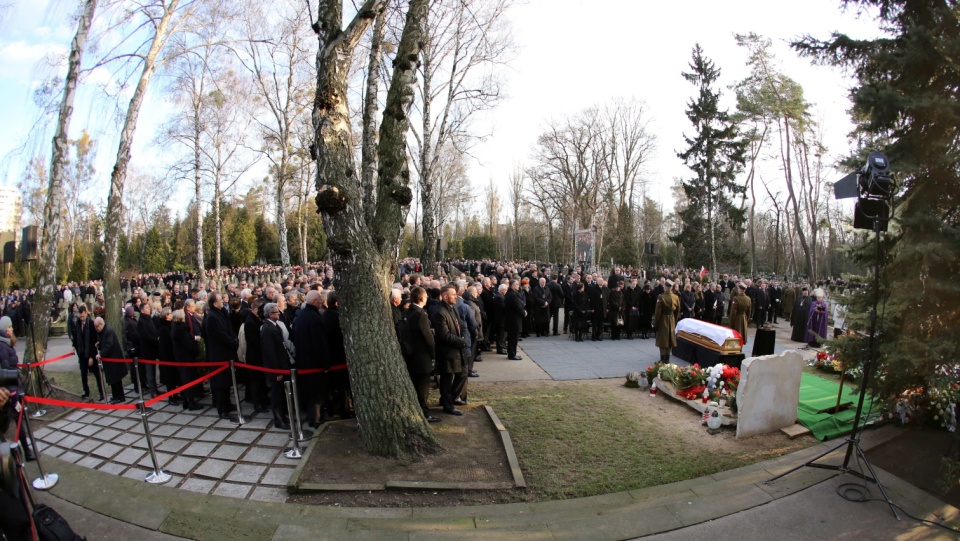 Uroczystości pogrzebowe Józefa Oleksego na Cmentarzu Wojskowym na Powązkach w Warszawie. Były premier i marszałek Sejmu Józef Oleksy zmarł po długiej chorobie 09.01.2015 r. Miał 68 lat. Fot. PAP/Tomasz Gzell