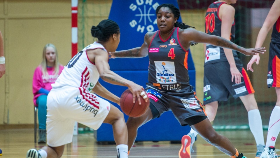 Maurita Reid (L) z Energi Toruń i Eureka Brooks z MKK Siedlce przy piłce podczas meczu Basket Ligi Kobiet. Fot. PAP/Tytus Żmijewski